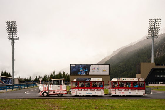 Il trenino olimpico ha guidato per tutta la giornata il pubblico lungo il tragitto di gara olimpico, dentro e fuori lo stadio di Anterselva. (Foto: USP/Daniel Von Johnston)