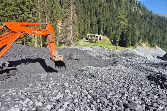 Im Pleisserbach in der Gemeinde Stilfs waren am Abend des 1. August rund 60.000 Kubikmeter Murmaterial abgegangen; die Wildbachverbauung hat umgehend mit Aufräumarbeiten begonnen. (Foto: Amt für Wildbach- und Lawinenverbauung West in der Agentur für Bevölkerungsschutz)