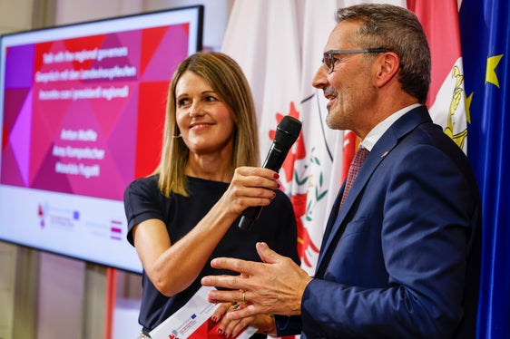 Unter der Moderation von Claudia Messner beantwortete Landeshauptmann Arno Kompatscher Fragen. (Foto: Euregio/Elio Germani)