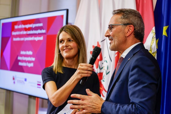 Unter der Moderation von Claudia Messner beantwortete Landeshauptmann Arno Kompatscher Fragen. (Foto: Euregio/Elio Germani)