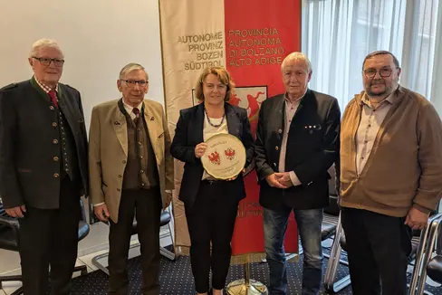 Landesrätin Pamer (Mitte) mit (v.l.) Helmut Lüttge, Gerhard Thomann, Helmuth Angermann und Gebhard Leitinger. (Foto: LPA/Hannes Wisthaler)