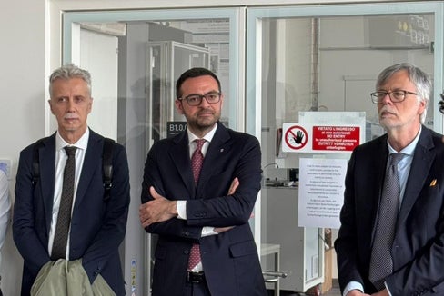 Besuch aus Rom in Bozen: Ettore Acerra (links) mit Landesrat Galateo (Mitte) und Battisti-Schuldirektor Paolo Rech. (Foto: LPA)