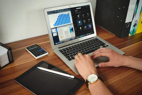 Der sogenannte IT-Bonus unterstützt rückwirkend das Bildungspersonal für in der Pandemie privat genutzte IT-Geräte und Software. (Foto: pixabay.com)