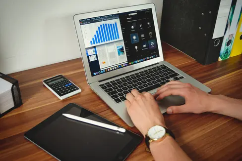 Der sogenannte IT-Bonus unterstützt rückwirkend das Bildungspersonal für in der Pandemie privat genutzte IT-Geräte und Software. (Foto: pixabay.com)