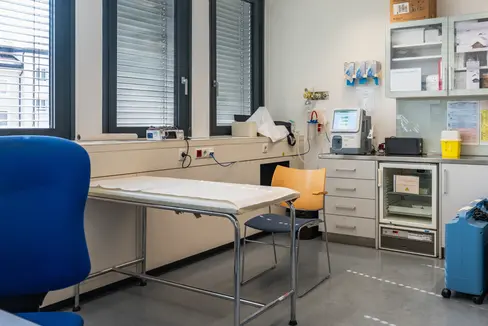 Bei akuten, aber nicht lebensbedrohlichen Beschwerden stehen im Gemeinschaftshaus Ambulatorien für kleine Dringlichkeiten bereit. Im Gemeinschaftshaus arbeiten Ärztinnen und Ärzte, Pflegende und soziale Dienste zusammen. Menschen finden dort gesundheitliche und soziale Dienste wie die Betreuung chronischer Erkrankungen, pflegerische Leistungen, Präventionsangebote sowie soziale und psychologische Beratung. (Foto: LPA/Greta Stuefer)