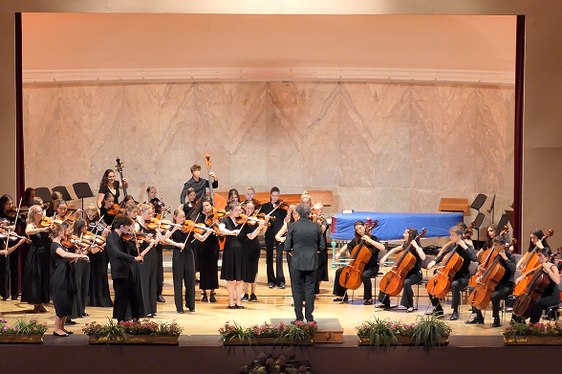 L'orchestra d'archi giovanile JuStO, diretta da Erich Feichter, ha partecipato all'intrattenimento musicale dell'avvio accademico delle scuole di musica tedesche e ladine al Kursaal di Merano. (Foto: USP/Johann Finatzer)