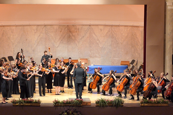 L'orchestra d'archi giovanile JuStO, diretta da Erich Feichter, ha partecipato all'intrattenimento musicale dell'avvio accademico delle scuole di musica tedesche e ladine al Kursaal di Merano. (Foto: USP/Johann Finatzer)