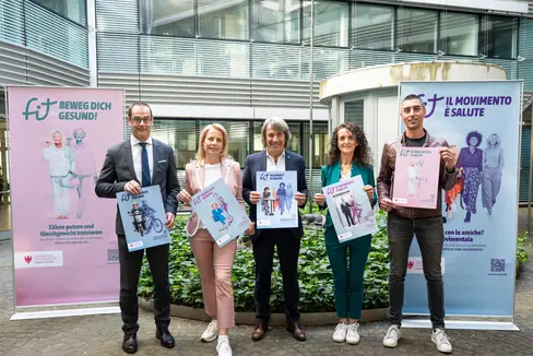 Con la campagna Fit: il movimento è salute, vogliono motivare gli altoatesini a fare movimento nella vita quotidiana (da sinistra): il segretario generale della Camera di commercio di Bolzano Alfred Aberer, la dottoressa Sieglinge Kofler, l’assessore provinciale alla Prevenzione sanitaria e alla Salute Hubert Messner, la direttrice dell’Ufficio provinciale Comunicazione e relazioni con il pubblico Susanna Salvaterra e Lukas Waldner del Servizio di medicina dello sport. (Foto: USP/Fabio Brucculeri)