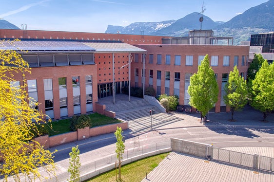 Anche la Scuola professionale provinciale per il commercio, l'artigianato e l'industria Ing. Luis Zuegg di Merano prenderà la denominazione di Centro di formazione professionale (Foto: ASP)
