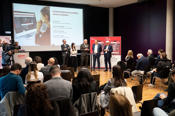 Come può la Pubblica amministrazione avvicinarsi ancora di più ai cittadini e alle cittadine e metterli al centro dell'attenzione? È questa la domanda che si è posto il team del progetto Simply Digital all'inizio del proprio lavoro. Il 24 febbraio i risultati sono stati presentati all'Eurac Research. (Foto: USP/Fabio Brucculeri)