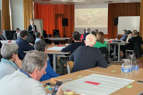 Il direttore del Dipartimento Infrastrutture e Mobilità Martin Vallazza (in fondo a sinistra) illustra il progetto della funicolare Merano-Scena in occasione della seduta del gruppo di lavoro (Foto: Strutture Trasporto Alto Adige Spa/sta)