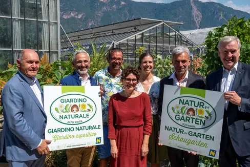 Plakettenverleihung heute am Versuchszentrum Laimburg: (v.l.) Wolfgang Sobotka, Präsident des Nationalrates und Präsident des Europäischen Gartenverbandes – Natur im Garten International, Direktor des Versuchszentrums Laimburg Michael Oberhuber, Biogärtner Karl Ploberger, Kathrin Plunger und Sara Nicli (Natur im Garten Südtirol) Landwirtschafts-Landesrat Arnold Schuler und Martin Eichtinger, Landesrat der Niederösterreichischen Landesregierung (Foto: Versuchszentrum Laimburg)