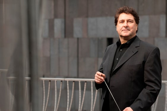 Dirigiert wird das Tiroler Landesjugendorchester diesmal von Johannes Wildner. (Foto: Lukas Beck)