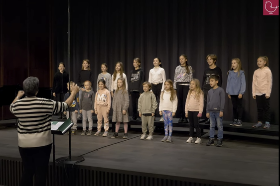 Kinder der Musikschule Brixen unter der Leitung von Valeria Gasser bei der Aufnahme des Liedes Die Ostereierdetektive (Foto: LPA/Südtiroler Chorverband)
