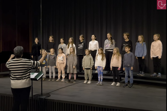 Kinder der Musikschule Brixen unter der Leitung von Valeria Gasser bei der Aufnahme des Liedes Die Ostereierdetektive (Foto: LPA/Südtiroler Chorverband)