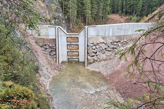 La nuova barriera si trova nel Rio Sesto in una gola profondamente incisa, larga 28 metri e alta 8 metri. (Foto: Ufficio sistemazione bacini montani est)