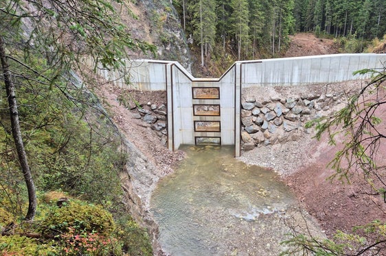 La nuova barriera si trova nel Rio Sesto in una gola profondamente incisa, larga 28 metri e alta 8 metri. (Foto: Ufficio sistemazione bacini montani est)