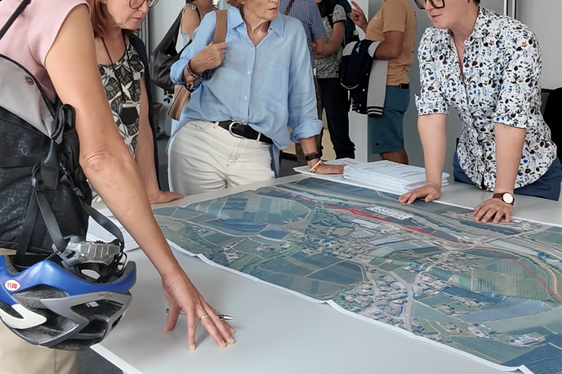 Vertreterinnen und Vertreter der Umweltverbände haben sich am 26. August mit STA-Generaldirektor Joachim Dejaco, Amtsdirektor Alexander Alber und den an der Planung beteiligten Fachleuten des Landes und der Südtiroler Transportstrukturen AG (STA) zum zweigleisigen Ausbau der Bahnlinie Bozen–Meran ausgetauscht. Im Mittelpunkt standen der aktuelle Planungsstand, Anliegen der Verbände sowie die nächsten Verfahrensschritte. (Foto: LPA/Ressort Infrastrukturen und Mobilität)