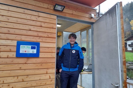 Der Direktor des Landesamtes für Hydrologie und Stauanlagen Roberto Dinale bei der heutigen Eröffnung der Pegelmessstelle in Stilfser Brücke (Foto: LPA/Maja Clara)