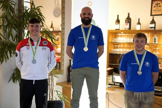 Simon Weithaler (Mitte) sicherte sich die Goldmedaille, Michael Waldboth (rechts) gewann Bronze. (Foto: ARGE ALP/Tiroler Landesschützenbund)