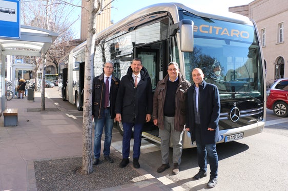 Erfolgreicher E-Bus-Test Anfang März im Stadtgebiet Bozen: LR Alfreider (2.v.l.) mit den SASA-Technikern (v.l.n.r.) Luigi Lugaro, Roberto Fattore und Fabio Giovannucci (Foto: LPA/Ingo Dejaco)