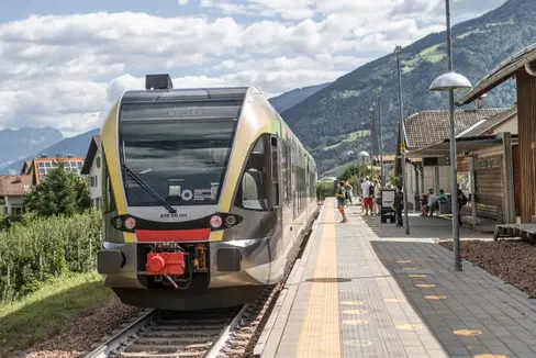 Il 9 ottobre la ferrovia della Val Venosta tornerà in funzione sull'intera linea, da Merano a Malles. (Foto: STA/Armin Huber)
