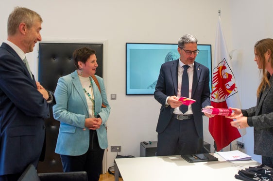 Aktuelle Theater-Vorhaben und natürlich das Programm des VBB durften beim Austausch der VBB-Spitze mit Landeshauptmann Kompatscher nicht fehlen. V.l.n.r.: VBB-Vize-Präsident Alexander Gasser, VBB-Präsidentin Judith Gögele, Landeshauptmann Arno Kompatscher und VBB-Intendatin Girkinger. (Foto: LPA/Angelika Schrott)