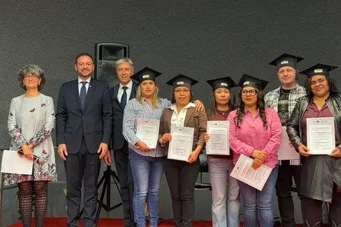 Am 14. November haben die Absolventinnen und Absolventen der italienischsprachigen Landesfachschule für Sozialberufe Emmanuel Lévinas ihre Abschlussdiplome erhalten. An den Feierlichkeiten haben unter anderem Landesrat Marco Galateo (2.v.l) und Schuldirektor Alberto Conci (3.v.l.) teilgenommen. (Foto: LPA)