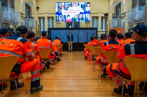 Um unsere Straßen sicher und in gutem Zustand zu halten, bedarf es vieler fleißiger Mitarbeiter. Die Arbeit, die die Straßenwärter tagein, tagaus leisten, ist von enormer Bedeutung für alle Verkehrsteilnehmer, sagte Alfreider bei der Willkommensfeier für die neuen Straßenwärter. (Foto: LPA/Fabio Brucculeri)