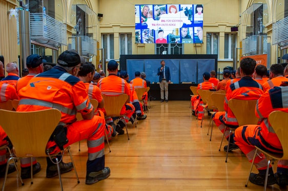 Mantenere le nostre strade sicure e in buone condizioni richiede molti dipendenti che lavorano sodo. Il lavoro che i cantonieri svolgono ogni giorno è di enorme importanza per tutti gli utenti della strada, ha dichiarato l'assessore Alfreider durante la cerimonia di benvenuto ai nuovi cantonieri. (Foto: ASP/Fabio Brucculeri)