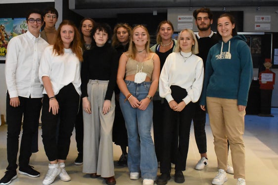 Gli 11 studenti dell'Euregio che hanno composto la Giuria del Film Festival e premiato il film Kokon di Leonie Krippendorff (Foto: Bolzano Film Festival)