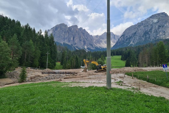 Mit Unterstützung von drei Baggern führt die Wildbachverbauung nach der Mure im Bronsarabach in Campill Aufräum- und Sicherungsarbeiten aus. (Foto: LPA/Landesamt für Wildbach- und Lawinenverbauung Ost)