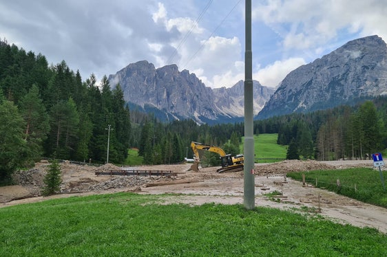 Mit Unterstützung von drei Baggern führt die Wildbachverbauung nach der Mure im Bronsarabach in Campill Aufräum- und Sicherungsarbeiten aus. (Foto: LPA/Landesamt für Wildbach- und Lawinenverbauung Ost)