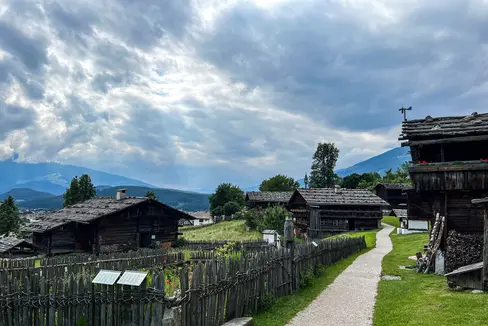I Musei provinciali dell'Alto Adige (nella foto l'area esterna del Museo provinciale degli usi e dei costumi di Teodone) sono gestiti e amministrati dall'Azienda Musei provinciali. (Foto: USP/Ingrid Silginer)