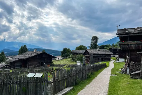 I Musei provinciali dell'Alto Adige (nella foto l'area esterna del Museo provinciale degli usi e dei costumi di Teodone) sono gestiti e amministrati dall'Azienda Musei provinciali. (Foto: USP/Ingrid Silginer)