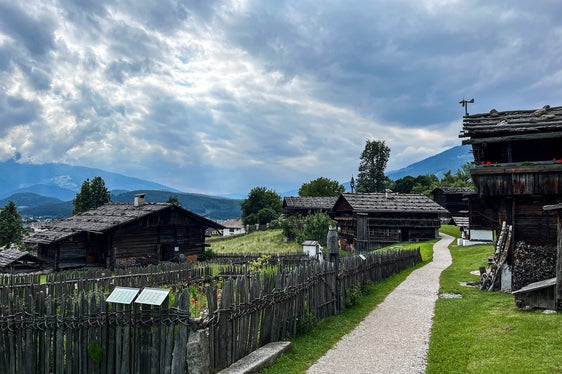I Musei provinciali dell'Alto Adige (nella foto l'area esterna del Museo provinciale degli usi e dei costumi di Teodone) sono gestiti e amministrati dall'Azienda Musei provinciali. (Foto: USP/Ingrid Silginer)