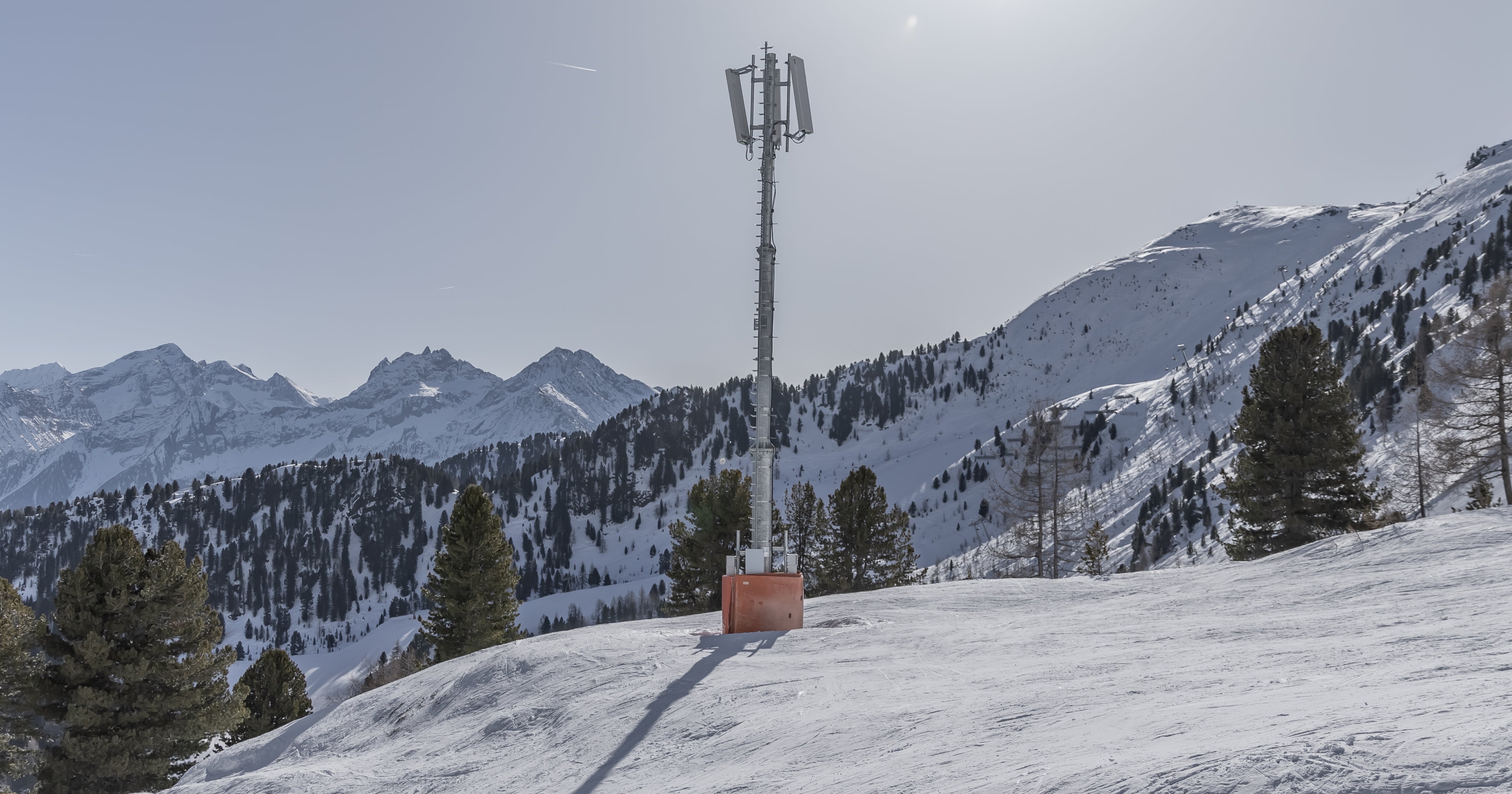 Grazie all'impiego dell'innovativa tecnologia DAS, i segnali di telefonia mobile dei quattro operatori Tim, Windtre, Vodafone e Iliad vengono acquisiti presso l'attuale sito di trasmissione di Lutago e trasportati tramite collegamenti in fibra ottica alle antenne del comprensorio sciistico di Monte Spico. (Foto: Speikboden-Skiworld Ahrntal/Pierre Sieberin)
