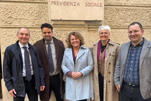 Del disegno di legge sul volontariato a Roma hanno parlato (da sinistra a destra) Gabriele Vitella (Ufficio legislativo), il senatore Meinhard Durnwalder, l'assessora provinciale Rosmarie Pamer, la direttrice di Dipartimento Michela Morandini e Christoph Pichler (Ufficio Volontariato e solidarietà). (Foto: USP)
