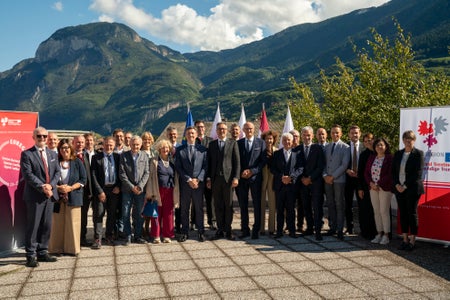 L'Assemblea dell'Euregio con gli ospiti d'onore, i revisori dei conti e la Segreteria generale durante la riunione del 25 settembre 2025 alla Casa Noldin di Salorno. (Foto: USP/Daniel von Johnston)
