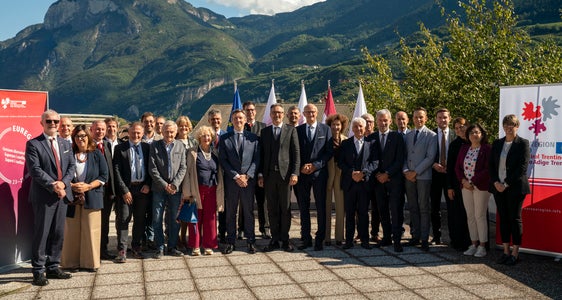 La adunanza dl’Euregio cun nviei d’unëur, revisëures di conc y l secretariat generel ntan la senteda ai 25 de setëmber dl 2025 tla Cësa Noldin a Salurn. (Foto: USP/Daniel von Johnston)