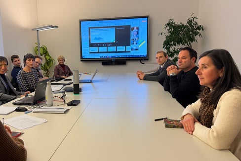 Mit dem Treffen am 27. Jänner in Bozen starten die Arbeiten am neuen übergemeindlichen Gebietsplan Seiser Alm: Vertreterinnen und Vertreter des Landes und der Gemeinden Kastelruth (vorne rechts Bürgermeisterin Christina Pallanch), St. Christina und Wolkenstein sowie externe Fachleute nahmen daran teil. (Foto: LPA/Thomas Hofer)