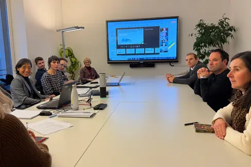 Cun l’ancunteda di 27 de jené a Bulsan àl scumencià i lëures per l plann raiunel sëuracumenel dla Mont de Sëuc: reprejentanc dla Provinzia y di Chemuns de Ciastel (dancà a man drëta la ambolta Christina Pallanch), Santa Cristina y Sëlva deberieda cun esperc da dedora à tlo fat pea. (Foto: Ufize provinziel per la Planificazion di Chemuns y dla Cuntreda)