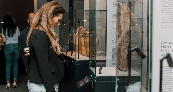 Großes Interesse am ersten Tag der Eröffnung der Ausstellung Die alten Ägypter: Meister der Kunst im Kutlurzentrum Trevi in Bozen. Die Ausstellung kann noch bis zum 10. Dezember besucht werden. (Foto: Fiorentino)
