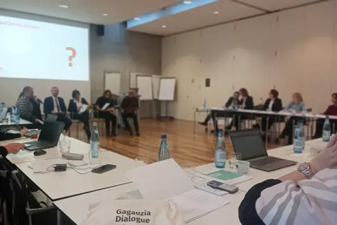 Tavola rotonda all'Eurac con approfondimenti su fondamenti giuridici e pratica del plurilinguismo nel sistema educativo ladino (Foto: USP/Direzione Istruzione, formazione e cultura ladina)