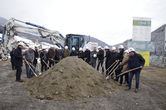 Primo colpo di pala per il cantiere della circonvallazione di Perca (Foto: ASP/Tiberio Sorvillo)