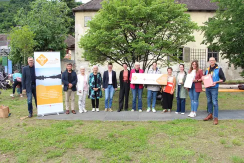 Strahlende Gesichter bei der Verleihung des Audits FamilyPlus an die Marktgemeinde Lana, die damit ihre zukunftsgerichtet Familienpolitik unter Beweis stellt. (Foto: LPA/Gemeinde Lana/Andrea Eder)