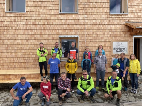Il presidente Kompatscher e l'assessora Deeg con i gestori davanti al rifugio rinnovato. (Foto: ASP/Cecilia Miribung)