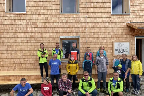 Landeshauptmann Kompatscher und Stellvertreterin Deeg mit den Hüttenwirten vor dem erneuerten Becherhaus (Foto: LPA/Cecilia Miribung)
