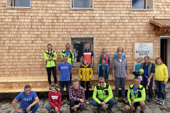 Il presidente Kompatscher e l'assessora Deeg con i gestori davanti al rifugio rinnovato. (Foto: ASP/Cecilia Miribung)