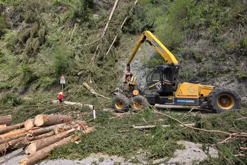 Die Gadertaler Staatsstraße SS 244 wird am 24. und 25. Oktober zwischen Zwischenwasser und Pikolein auf einem rund 500 Meter langen Abschnitt vollständig für den Verkehr gesperrt. (Foto: LPA/Ressort für Infrastrukturen und Mobilität)